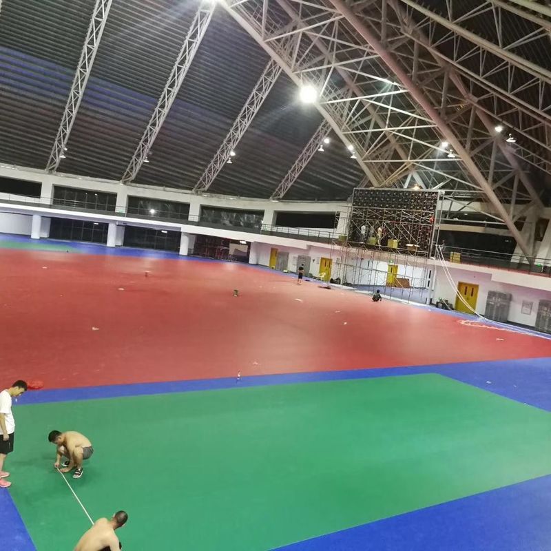 Yapıştırıcı Aşağı Kurulum Relle PVC 6mm İçi Badminton Halı Yer Rolü Spor için